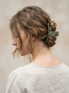 Low Claw Clip Twist